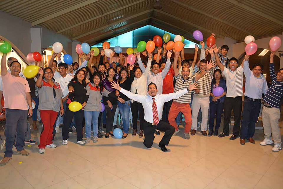Grupo de participantes celebrando al cierre de una experiencia Humaniza