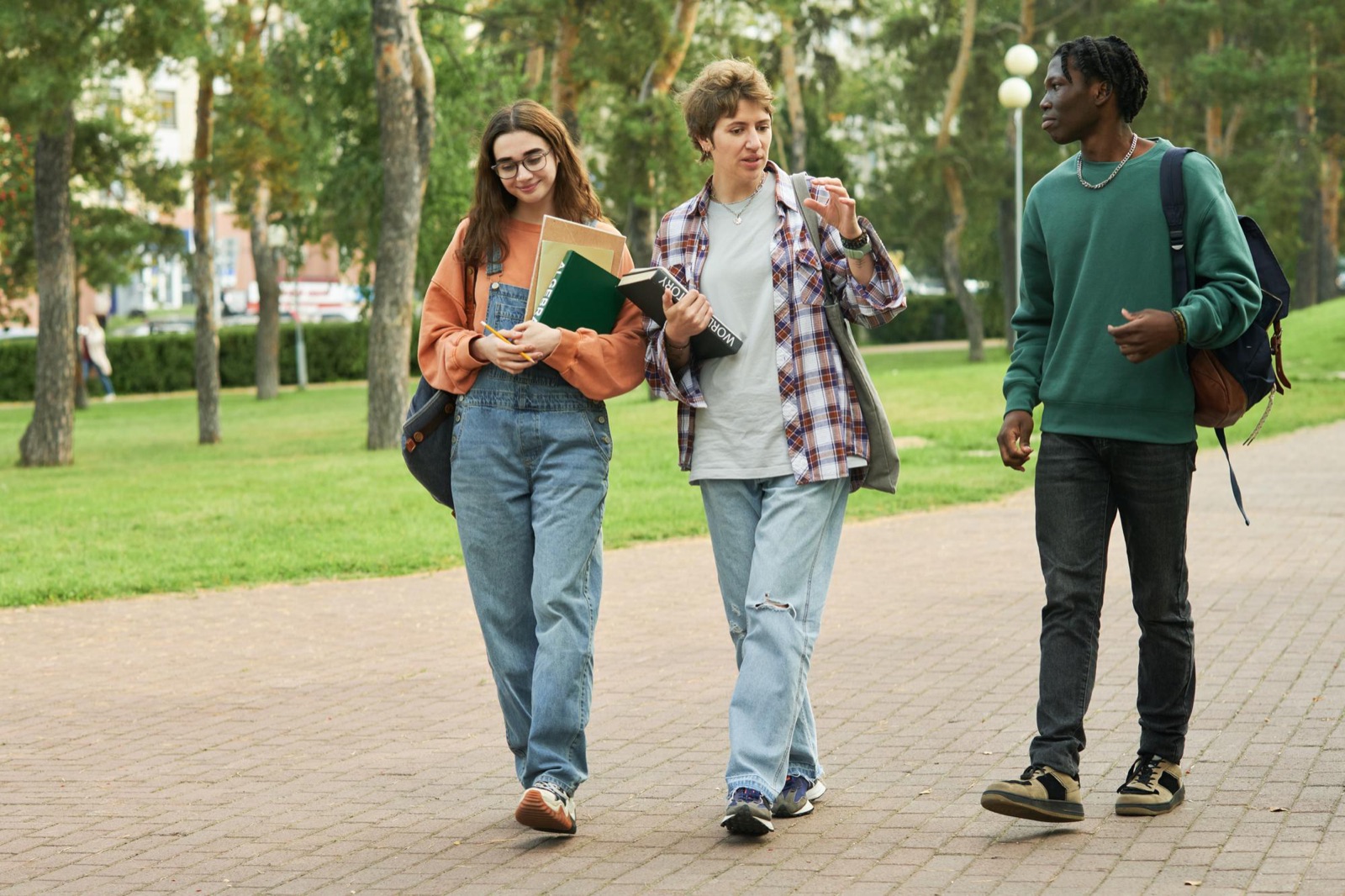Estudiantes universitarios caminando por el campus